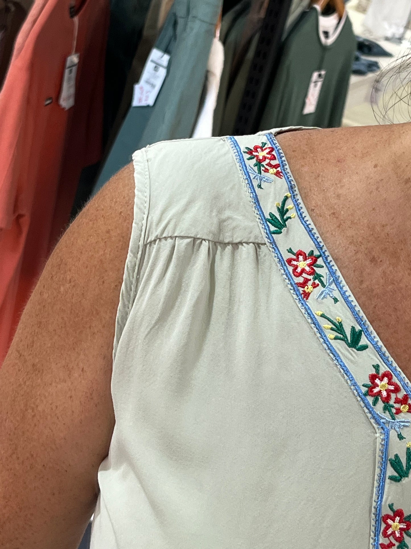 Blusa con bordado verde Guadiana