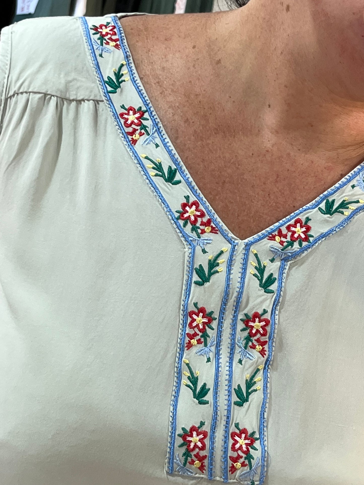 Blusa con bordado verde Guadiana