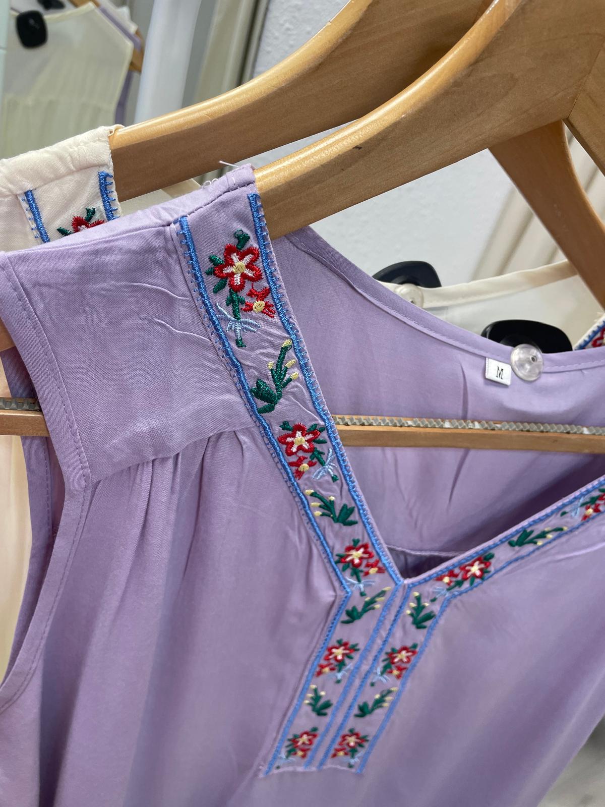 Blusa con bordado lila Guadiana