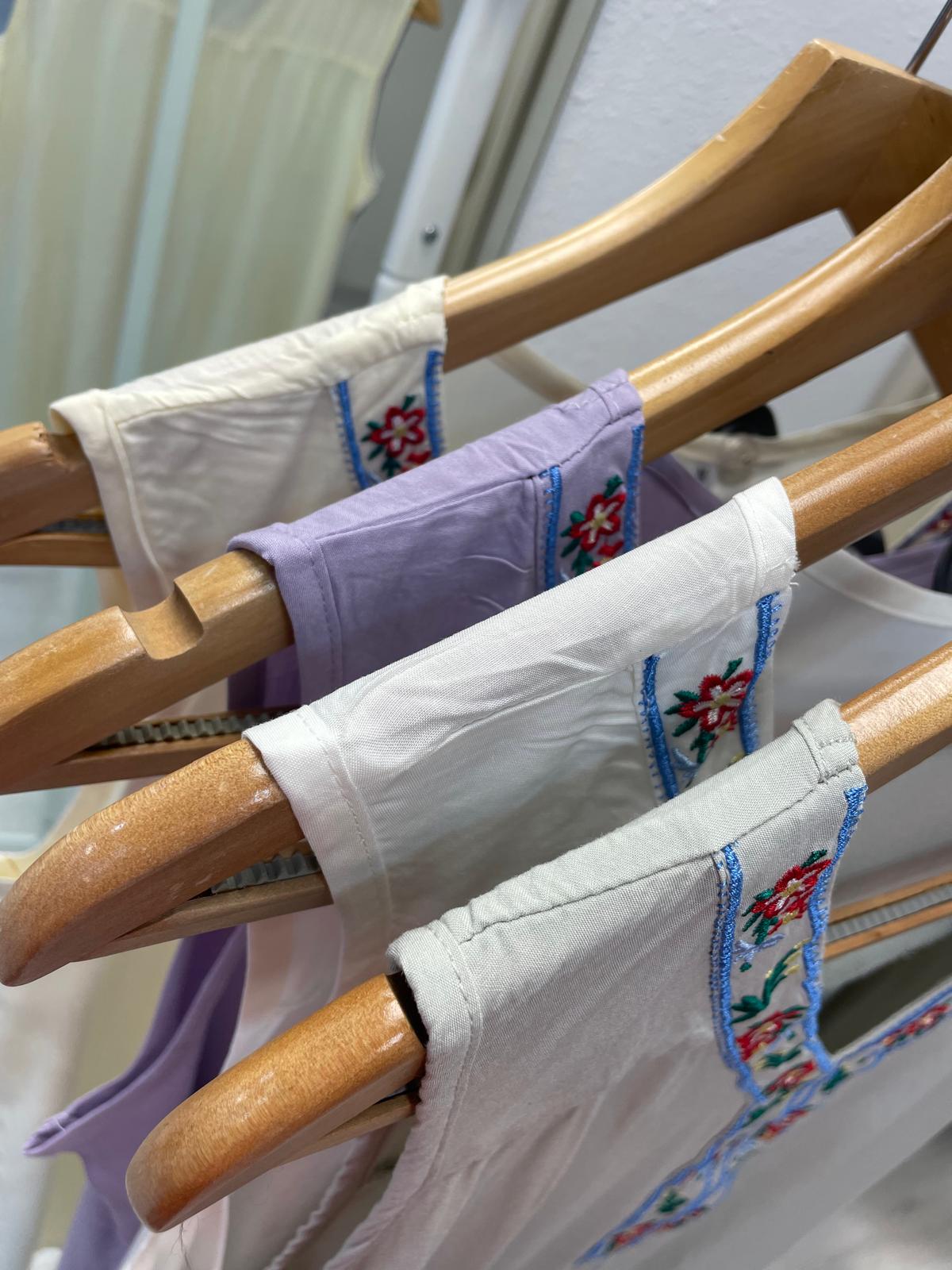 Blusa con bordado lila Guadiana