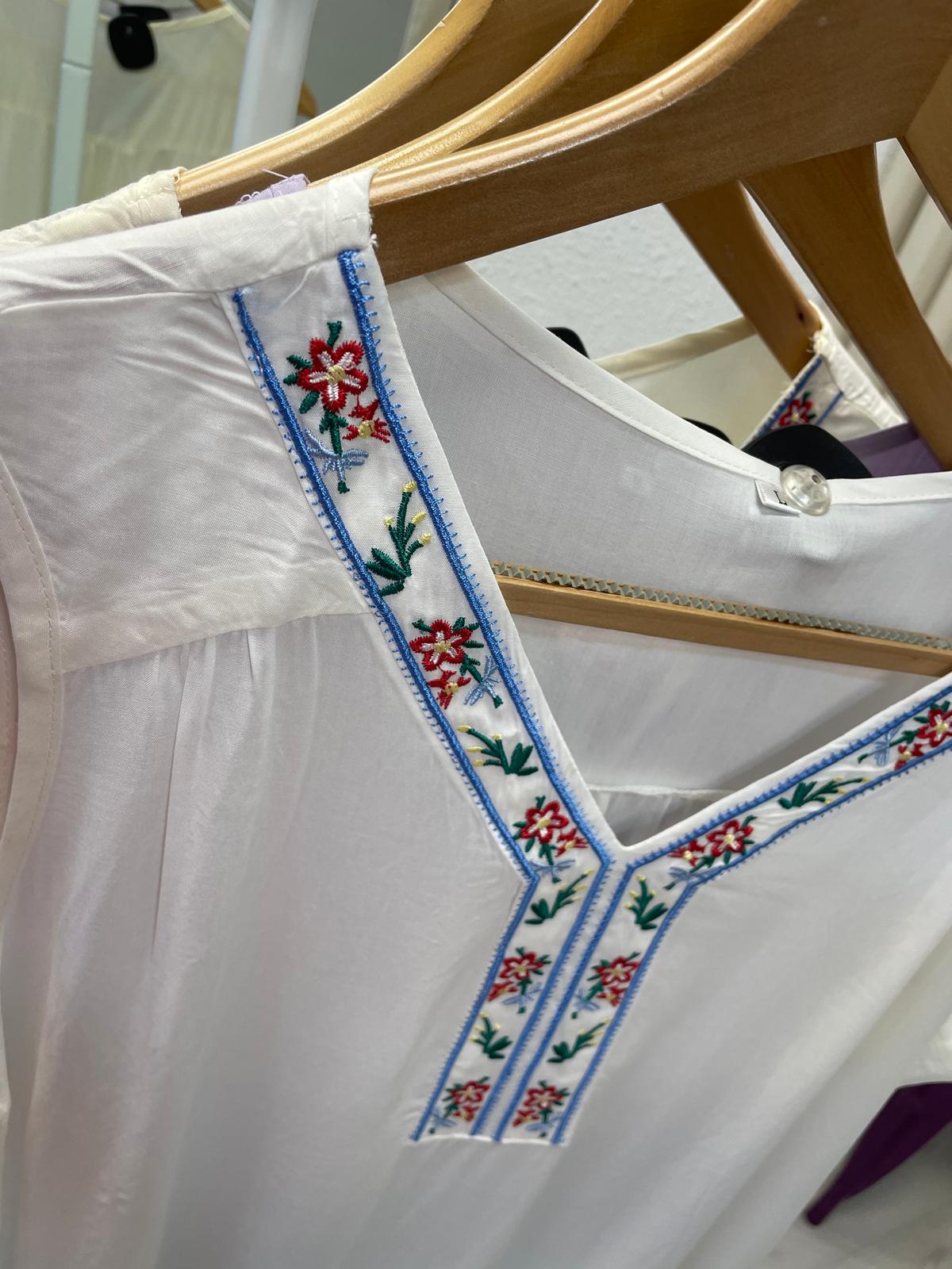 Blusa con bordado blanco Guadiana