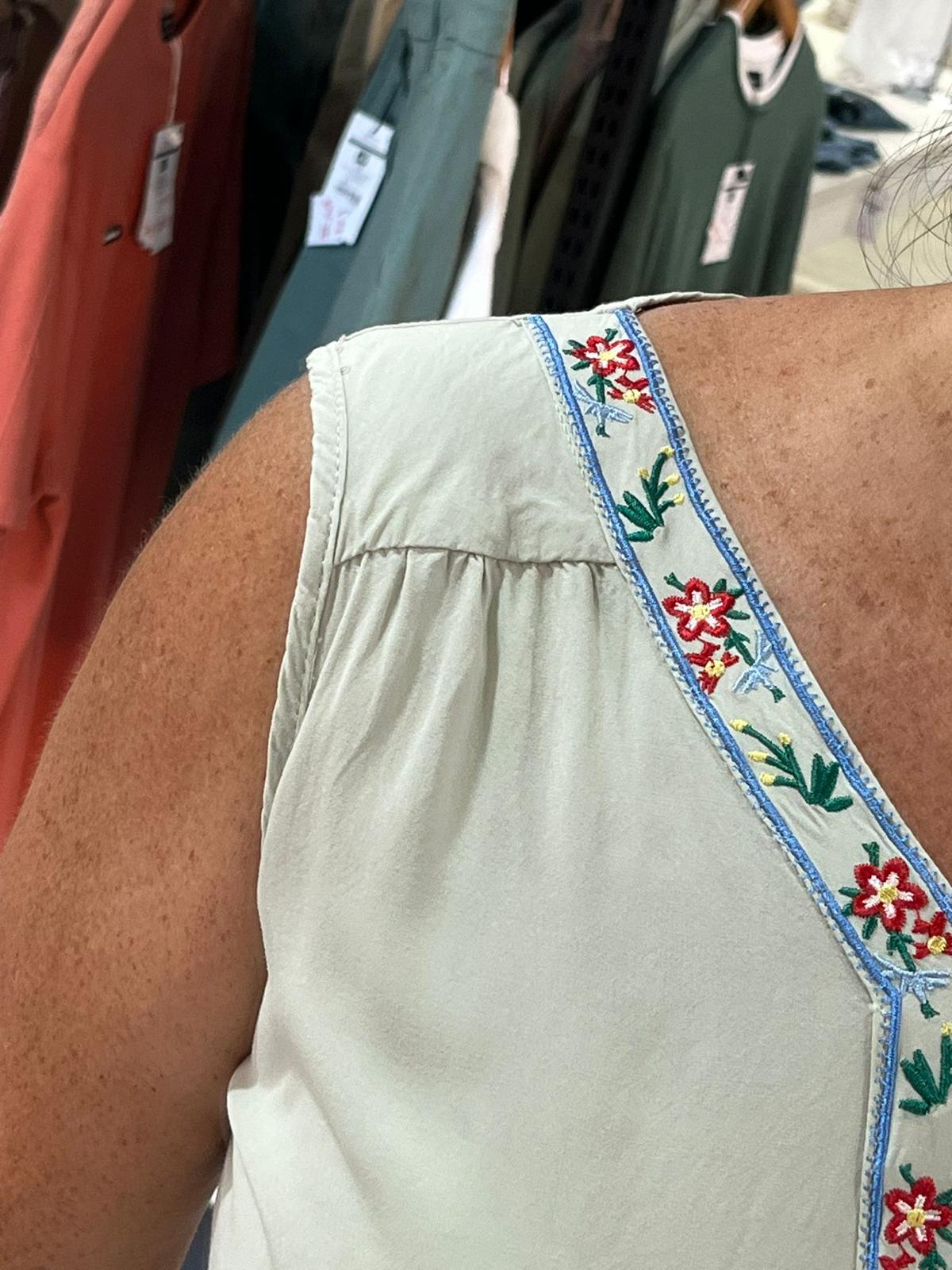Blusa con bordado verde Guadiana