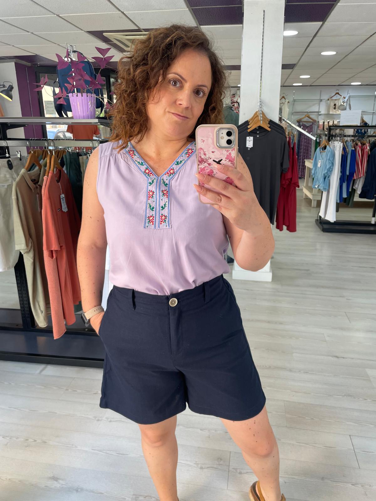 Blusa con bordado lila Guadiana