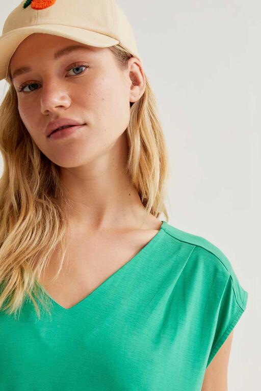 Camiseta verde de pico.