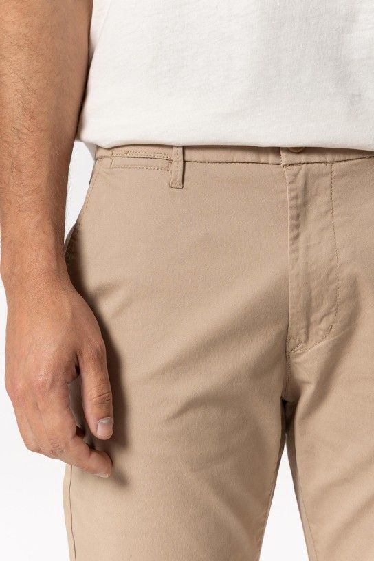 Pantalón chino camel