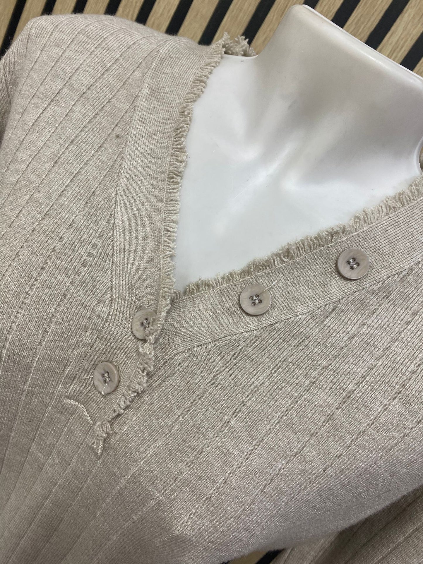 Suéter camel Flecos