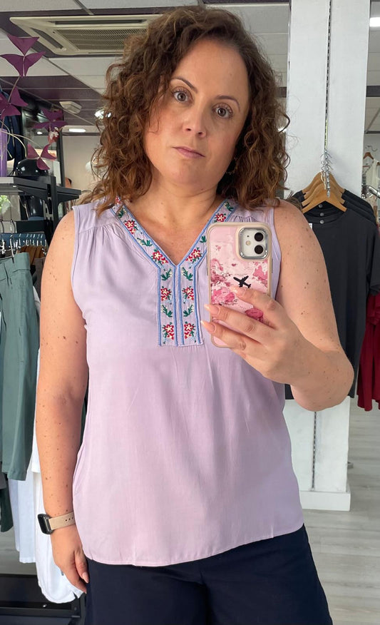Blusa con bordado lila Guadiana