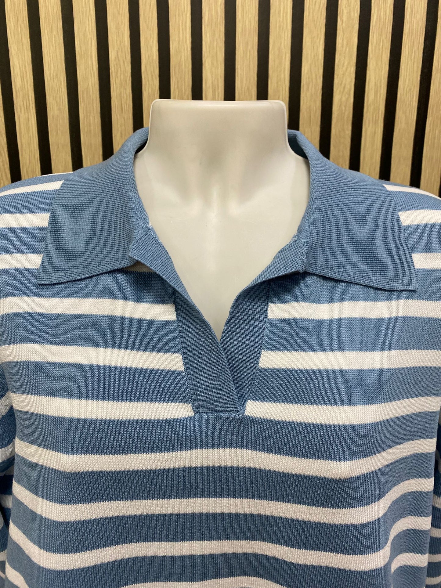 Polo de rayas azul