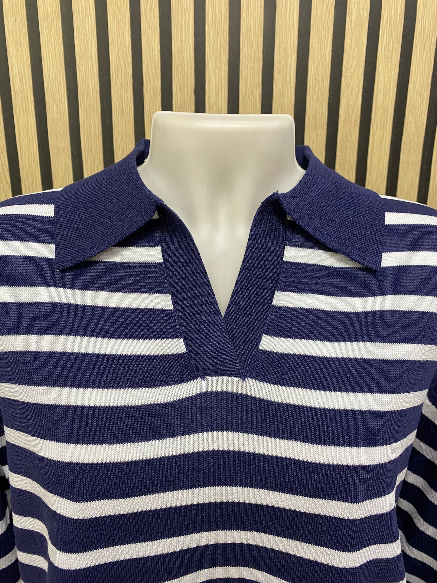 Polo de rayas marino