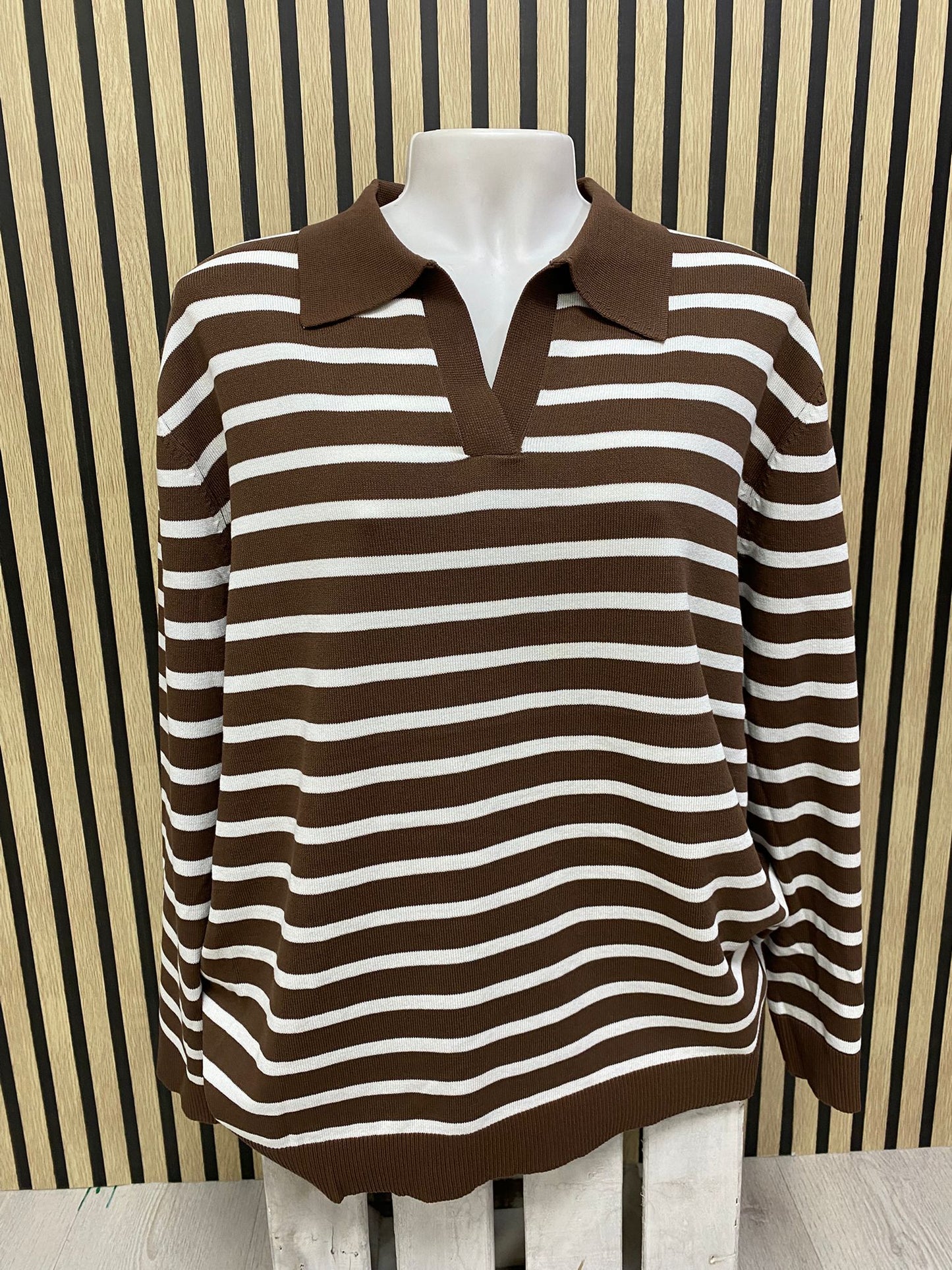 Polo de rayas marrón