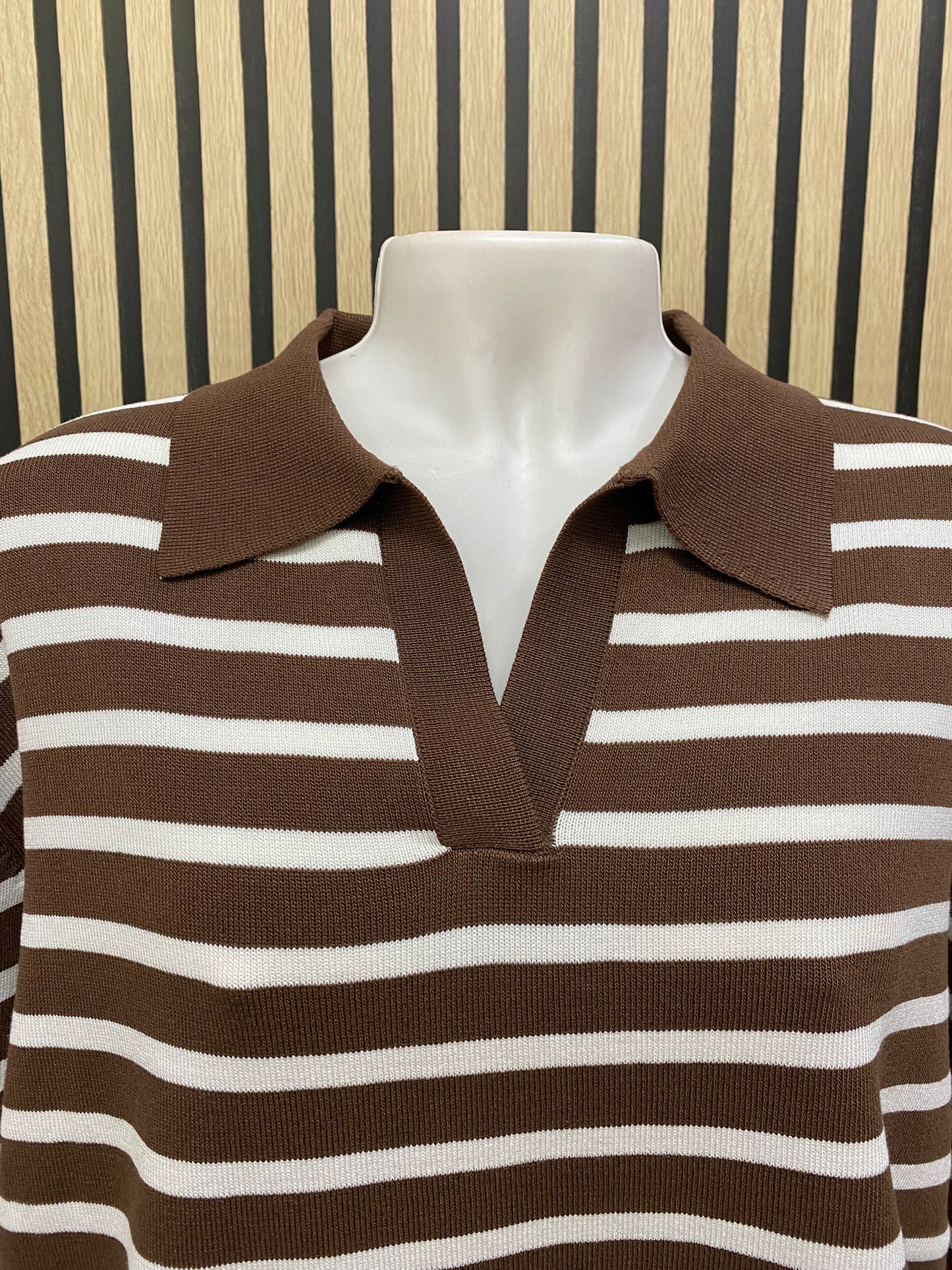 Polo de rayas marrón