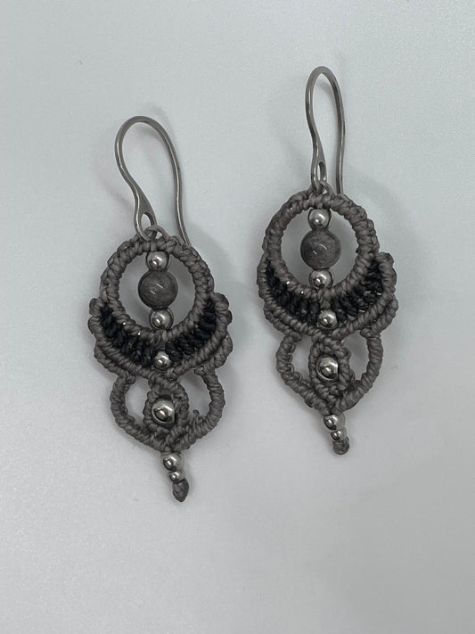 Pendientes micromacramé gris