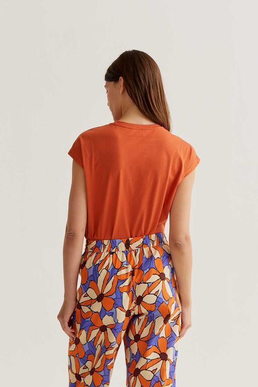 Camiseta con bolsillo naranja