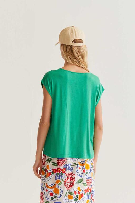 Camiseta verde de pico.