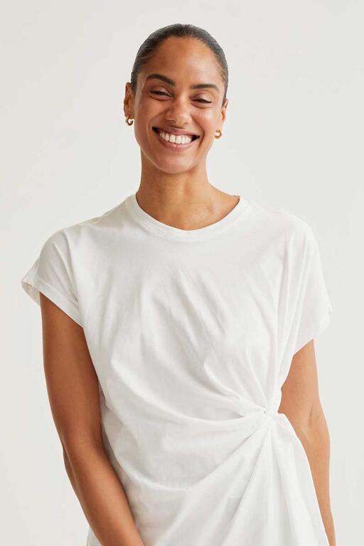 Camiseta blanca con nudo.