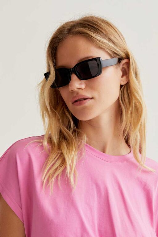 Camiseta rosa con nudo.