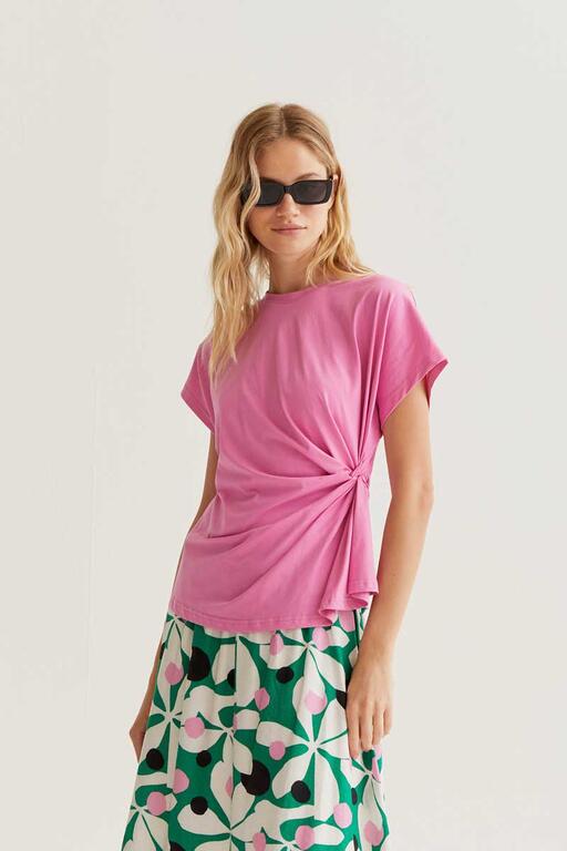 Camiseta rosa con nudo.