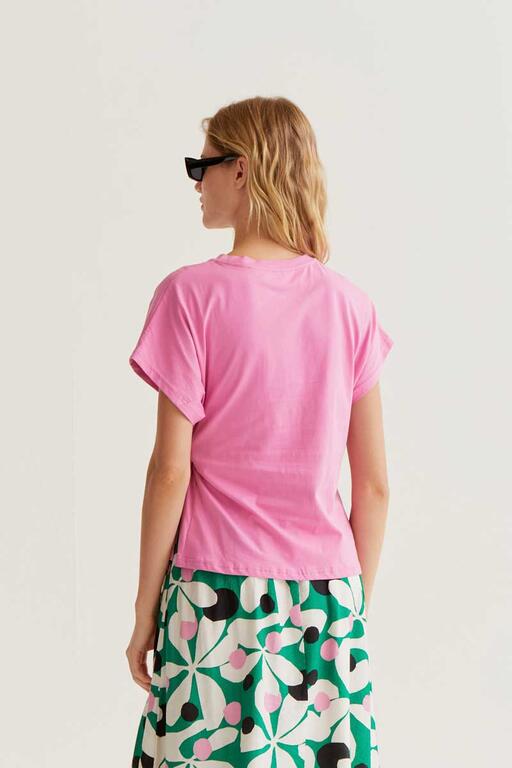 Camiseta rosa con nudo.