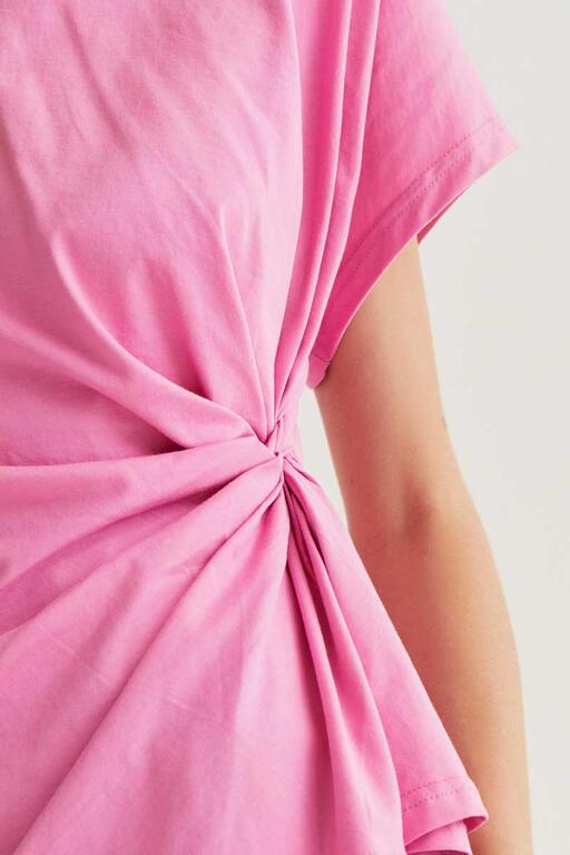 Camiseta rosa con nudo.