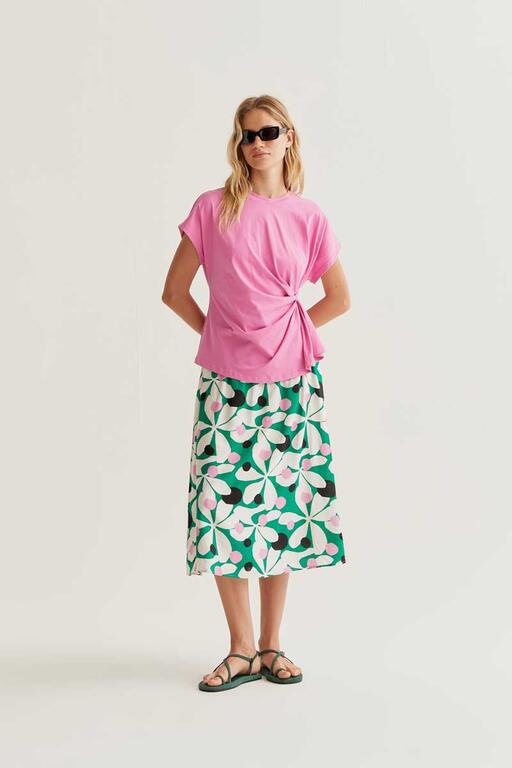 Camiseta rosa con nudo.