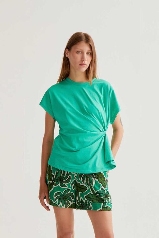 Camiseta verde con nudo.