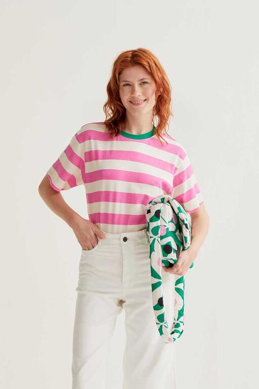Camiseta de rayas rosa.