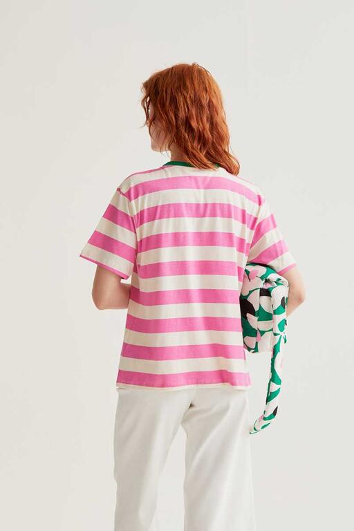 Camiseta de rayas rosa.