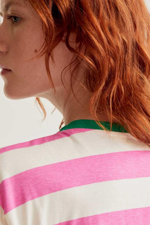 Camiseta de rayas rosa.