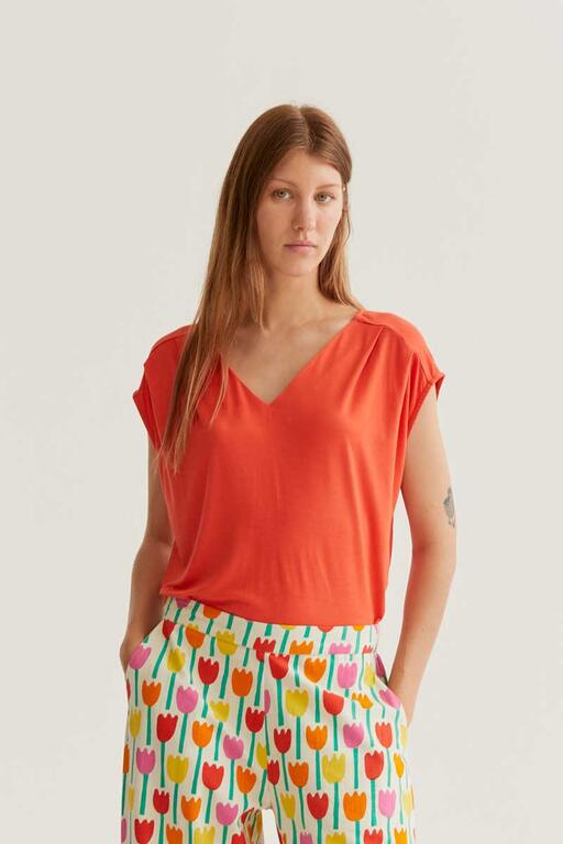 Camiseta roja de pico.