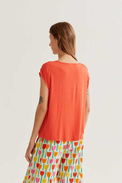Camiseta roja de pico.