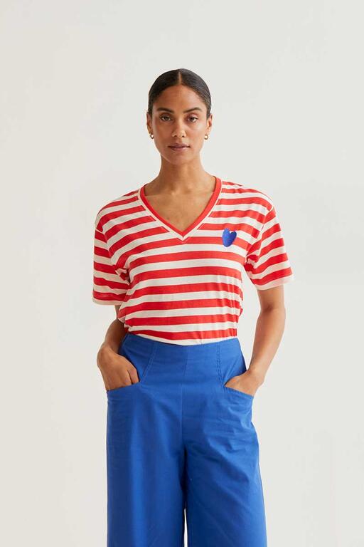 Camiseta con bordado corazón.