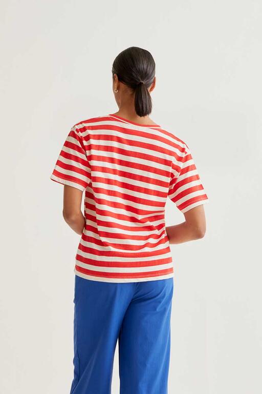 Camiseta con bordado corazón.