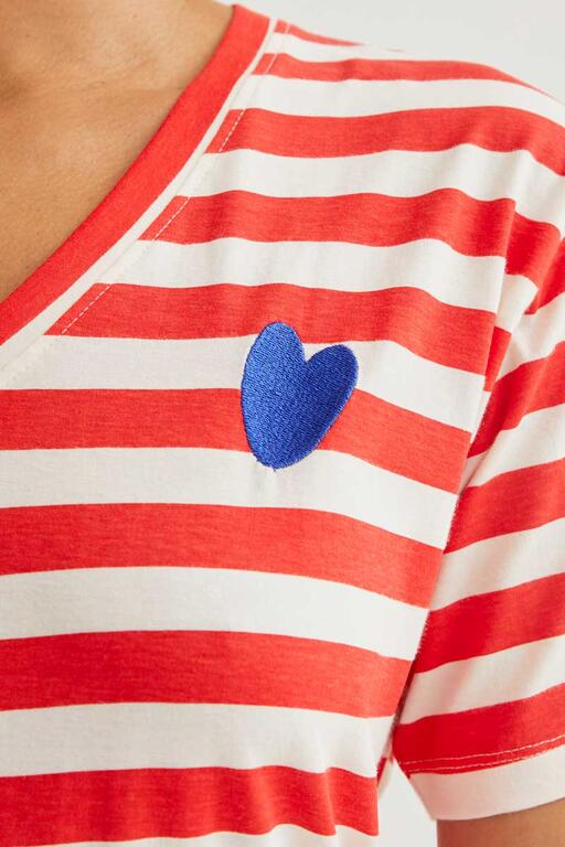 Camiseta con bordado corazón.
