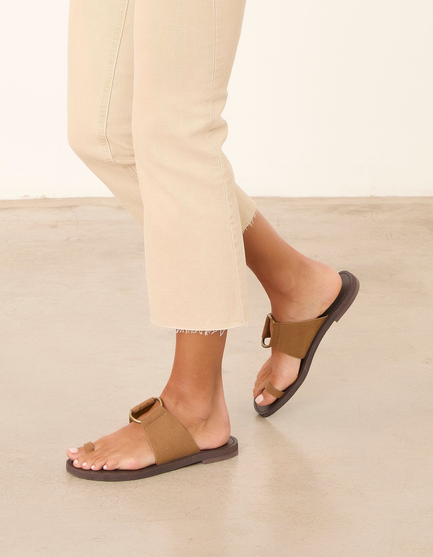 LOLA CAMEL
