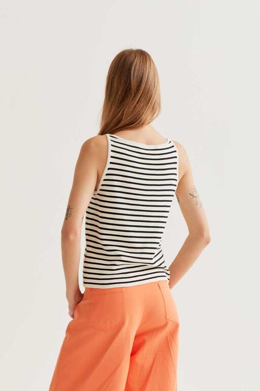 Top bordado negro